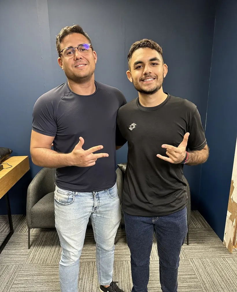 Iago Santiago no estande d'O Novo Mercado