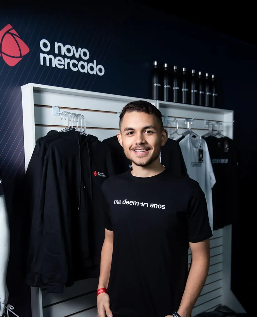 Iago Santiago gravando conteúdo em seu escritório