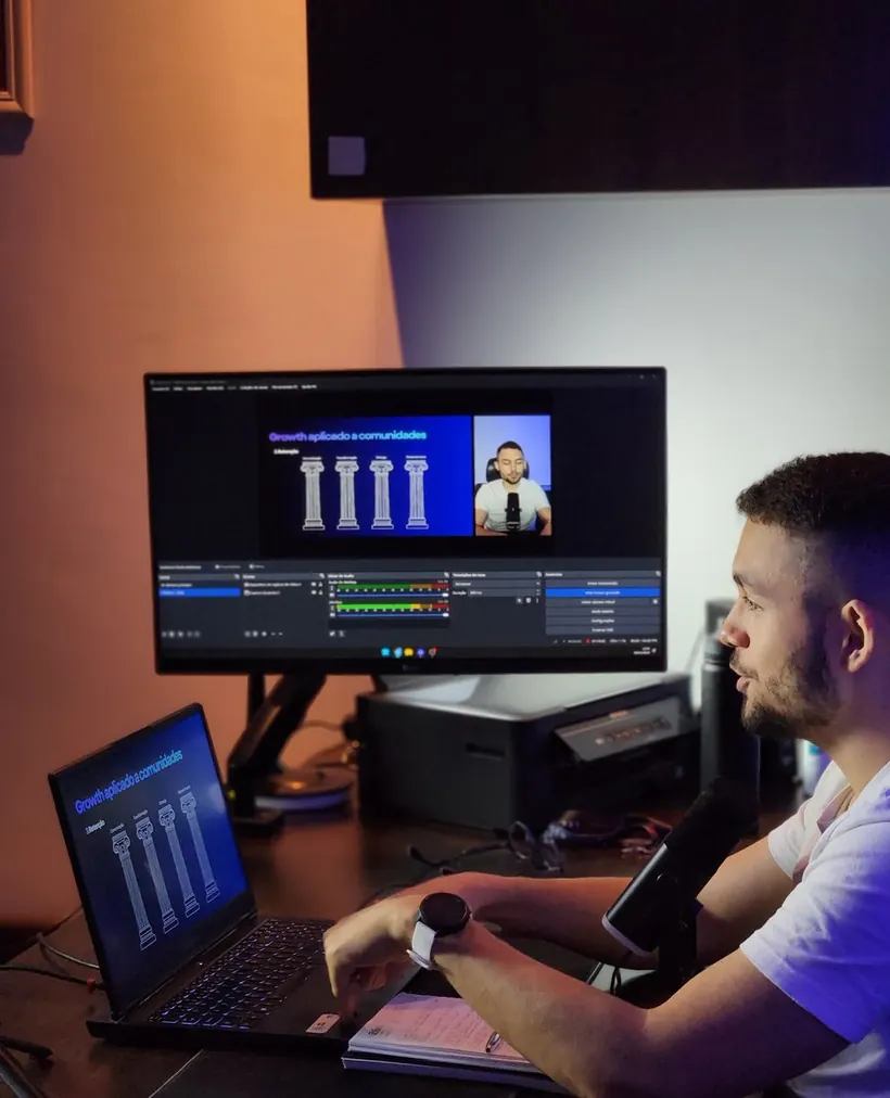 Iago Santiago com a equipe d'O Novo Mercado